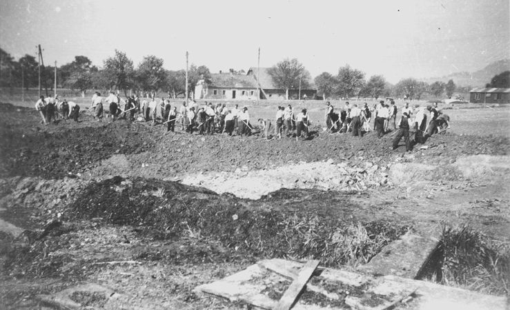 Civilians digging the mass grave